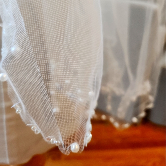Two tiered elbow length veil with edged beadwork - Picture 1 of 10